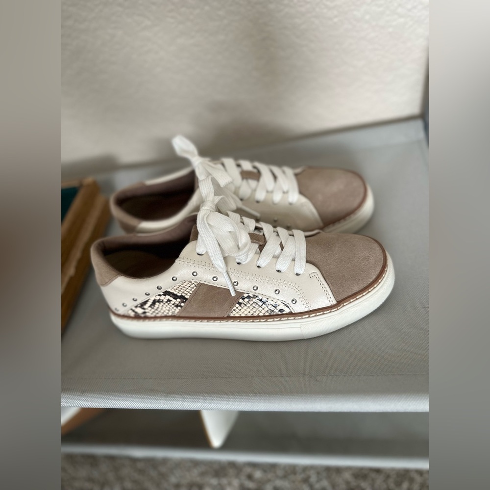 Suede, White, and Cheetah Print Crown Vintage Kalinda Sneakers! Size 6.5